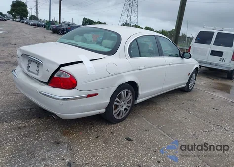 2003 Jaguar S-Type 4.2L V8 z USA, uszkodzony, nr VIN SAJEA01U03HM59461